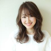 前髪は下ろしても搔き上げてもOK！ “2Wayバング”で夏のロングを軽やかに |