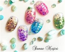 今年の夏は、立体のミラーホロでキラキラマーメイドネイルがおすすめ！