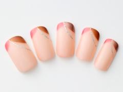 【365日ネイル】親戚との集まりは“おすまし顔”の変形ベージュフレンチで |