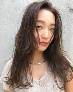丸顔、エラ張りさんにおすすめ！ 小顔＆セクシーに仕上がるニュアンシーロング | マキアオ