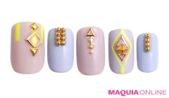 ラインアートで、スポーティーに洗練された「ゴールドスタッズ」ネイル | マキアオンライ