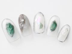 【365日ネイル】ダークカラーに抜け感を出してこなれる！グリーン×シルバーのモードネイル