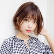 インナーカラーとハネ感で遊び心を加えた、おしゃれ女子の欲張りボブ | マキアオンライン
