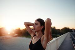 歩きながらの肩運動で、オーラのある美人な後ろ姿をゲット！ - ビューティーガール