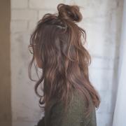 普段のハーフアップに「ゆるふわ感」を＋して可愛さ増し増し♡