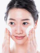 乾燥肌の洗顔対策｜正しい洗顔方法からおすすめ洗顔アイテムまで |