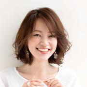 大人の可愛さが引き立つ、長めバングのカジュアルウェーブボブ | マキアオンライン（MAQU