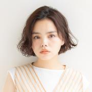 可愛さの中にエッジィな魅力が光る、大人おしゃれなウェーブボブ | マキアオンライン（M
