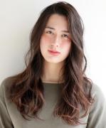 多毛や硬い髪もふんわりまとまる、柔らかニュアンスのかき上げウェーブロング | マキアオ