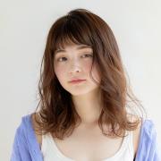 自然体でおしゃれムードが漂う、ゆるウェーブ×眉上バングの都会派ミディ | マキアオンライ