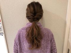 ねじるだけで簡単！ポニーテールアレンジ。