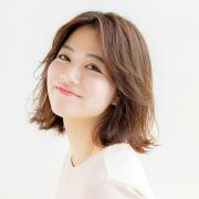 自然な抜け感で差をつける、センターパート×外ハネの大人カジュアルロブ | マキアオンライ