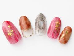 【365日ネイル】ラフなペイントなのにゴージャス！連休気分を高める“まだら”ネイル |