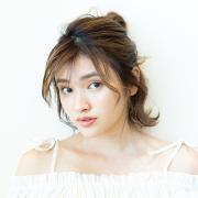 シンプルアレンジのおしゃれ感をアップさせる、毛先の動きと後れ毛。失敗しない作り方を