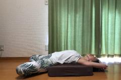 クッションを使って『寛ぎながら！ラクゆるヨガポーズ』3選！