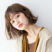 気負いのなさが心地いい、ウェーブ×グレージュカラーの無造作エアリーボブ | マキアオンラ