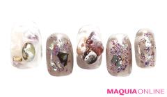 秋カラーをちりばめて、軽やかに踊る「スプラッシュ」ネイル | マキアオンライン（MAQUIA