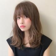 独自のカット技術をSCOOP！ 小顔に見えるセミロングの秘密は“サイドバングカット”にあり