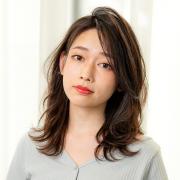 かき上げバングとくびれシルエットで叶う、最新色っぽセミロング | マキアオンライン（M