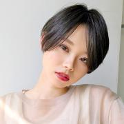 ノンパーマ＆暗髪がクール！ 大人に似合うストレートショートヘア | マキアオンライン（