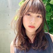 「やせた？」と言われる、ふんわり小顔レイヤーミディアム | マキアオンライン（MAQUIA ONL