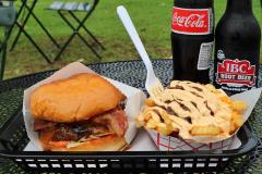 一度食べたら病みつきになる「チャビーズ」の激うまバーガー！