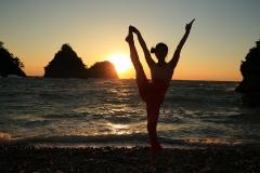 立ったまま靴下履ける？体幹を鍛え、しなやかな体を作るエクササイズ - ビューティーガー