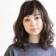 丸顔をカバー！ “クラシカルウエーブ”のセミディで、女っぽかわいい秋顔に |