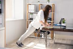 通勤中やデスクワーク中に出来るトレーニング3選！〜お腹・内もも・ふくらはぎ引き締め編