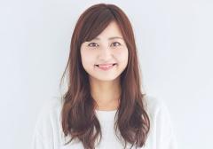 かきあげ前髪で雰囲気チェンジ！ こなれた色気を感じさせるオフィスモードスタイル |