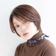 潤いカラーと長めバングで仕上げる、アンニュイムードの美人見えショート | マキアオンラ