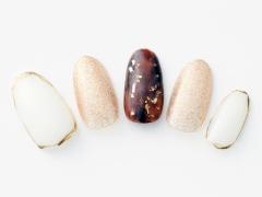 【365日ネイル】“予定あり”の金曜日に対応できる！大人の余裕を感じるブラウンゴールド