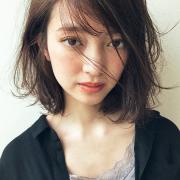 女度がたちまち引き上がる、サイドパート×暗髪のニュアンシーボブ | マキアオンライン（