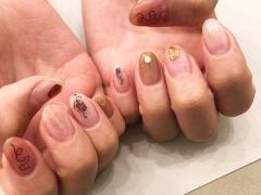 視線くぎ付け♡「秋色×ホイルネイル」のニュアンス感がかわいい！ -