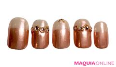 上品なハーフフレンチで、女子力高まる「フューチャリスティック」ネイル | マキアオンラ