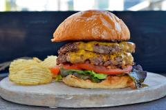 肉好きは見逃せない！カカアコの精肉屋さん兼デリレストラン「ブッチャー＆バード」