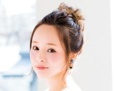アップヘアのスタイルまとめ｜ミディアムでもロングでも！結婚式にも使えるくるりんぱや