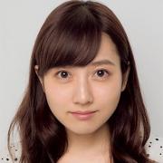 血色感がなく不健康な唇は、こっくりとした深みのある赤リップでカバー！ |
