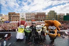 USJ×HYDEがコラボ、ハロウィン特別ライヴに1万人熱狂　仮装ミニオンと大盛り上がり