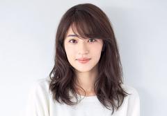 清楚系に見せたいときは…前髪の分け目を逆にするだけの簡単アレンジにトライ♪ |