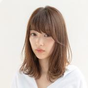 ほどよくクールで大人っぽい、ハネ感仕上げのナチュラルミディ | マキアオンライン（MAQU
