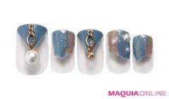 洒落感上がるグレートーンで、モードに攻める「変形フレンチ」ネイル | マキアオンライン