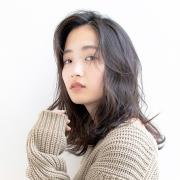 黒髪の色気でドキリとさせる、大人のゆるウェーブミディアム |