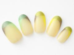 【365日ネイル】イエロー～グリーンを大人っぽく！同系色でまとめた変形フレンチネイル