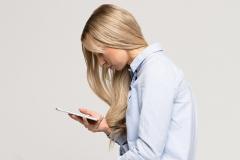 スマホのせいでぽっこりお腹に！？ダイエットの大敵「巻き肩」って？ - ビューティーガー