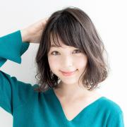 表情に透明感を与える、ふんわり仕上げのシースルーウェーブボブ |
