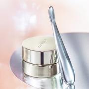 温めケアでクマも解消！ アプリケーター付きのSUQQUの新アイクリーム |