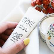 意外と知らない!?正しいハンドクリームの塗り方＆効果的なケア方法 - ビューティーガール