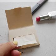 化粧直しに◎あぶらとり紙みたいな《紙おしろい》が便利って知ってた？ - ビューティーガ
