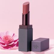 口紅を塗りたいけれど…唇が荒れるという人おすすめの口紅8選｜荒れを防ぐケア方法も！